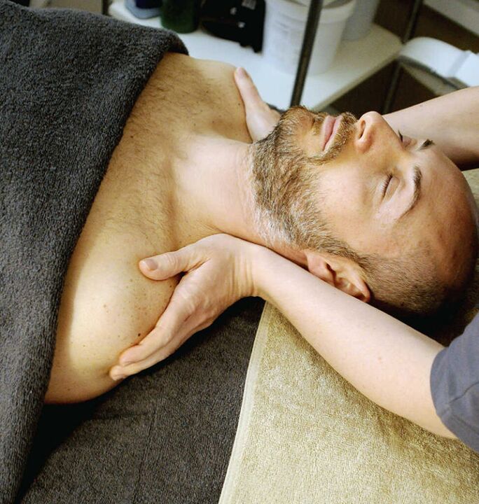 Neck massage is an effective way to treat cervical osteochondrosis